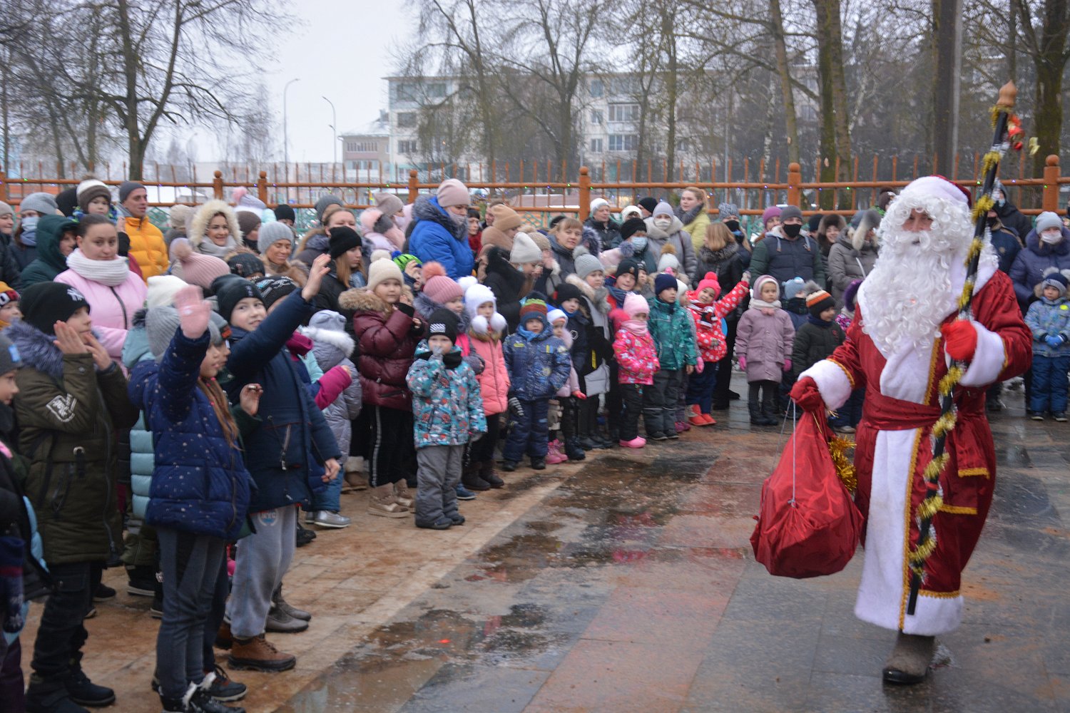         25 декабря прошло торжественное шествие Дедов Морозов и Снегурочек в г. Кричеве.